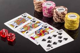 Dealer profesional dan roda transparan Dealer Speed Roulette katakwin memutar roda dengan transparansi penuh di layar live